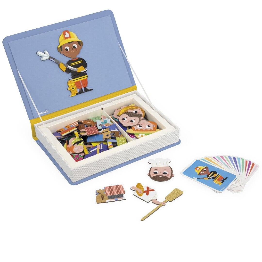 Janod Magnéti'book open met een brandweerman op de deksel en magnetische beroepenfiguren en accessoires in de doos, met voorbeeldkaarten ernaast.