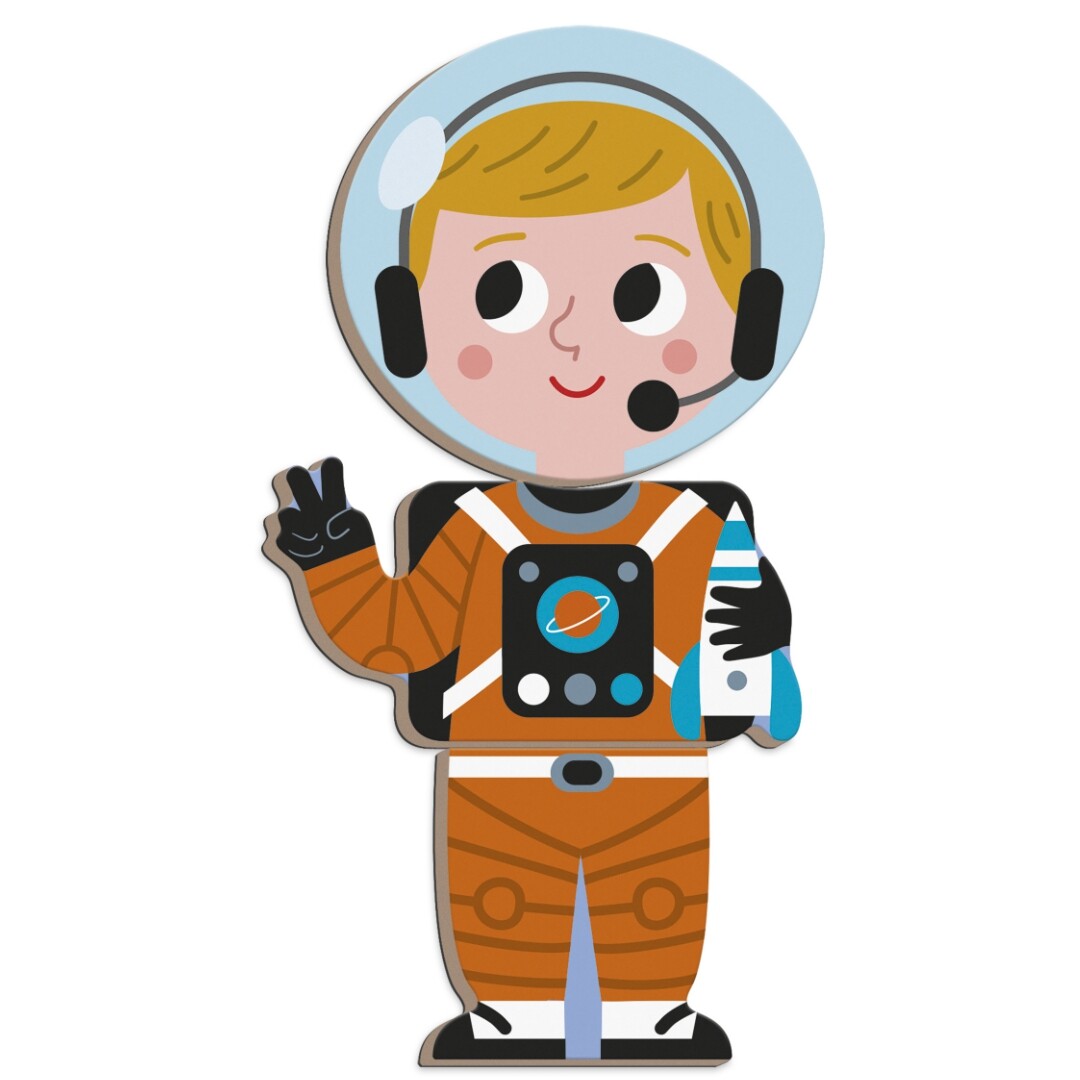 Detail van een Janod magnetische astronautfiguur in een oranje pak met helm en een raketje.