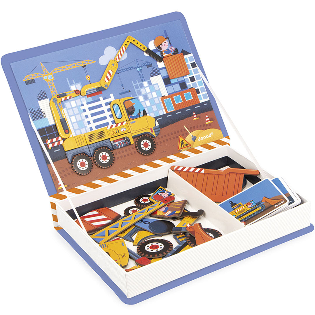 Janod magneetboek bouwset opengeklapt met magnetische onderdelen van bouwvoertuigen en voorbeeldkaarten.