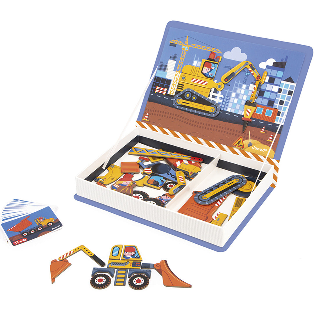 Janod magneetboek bouwset opengeklapt met een graafmachine op de bouwplaats en losse magnetische onderdelen en een voorbeeldkaart ernaast.