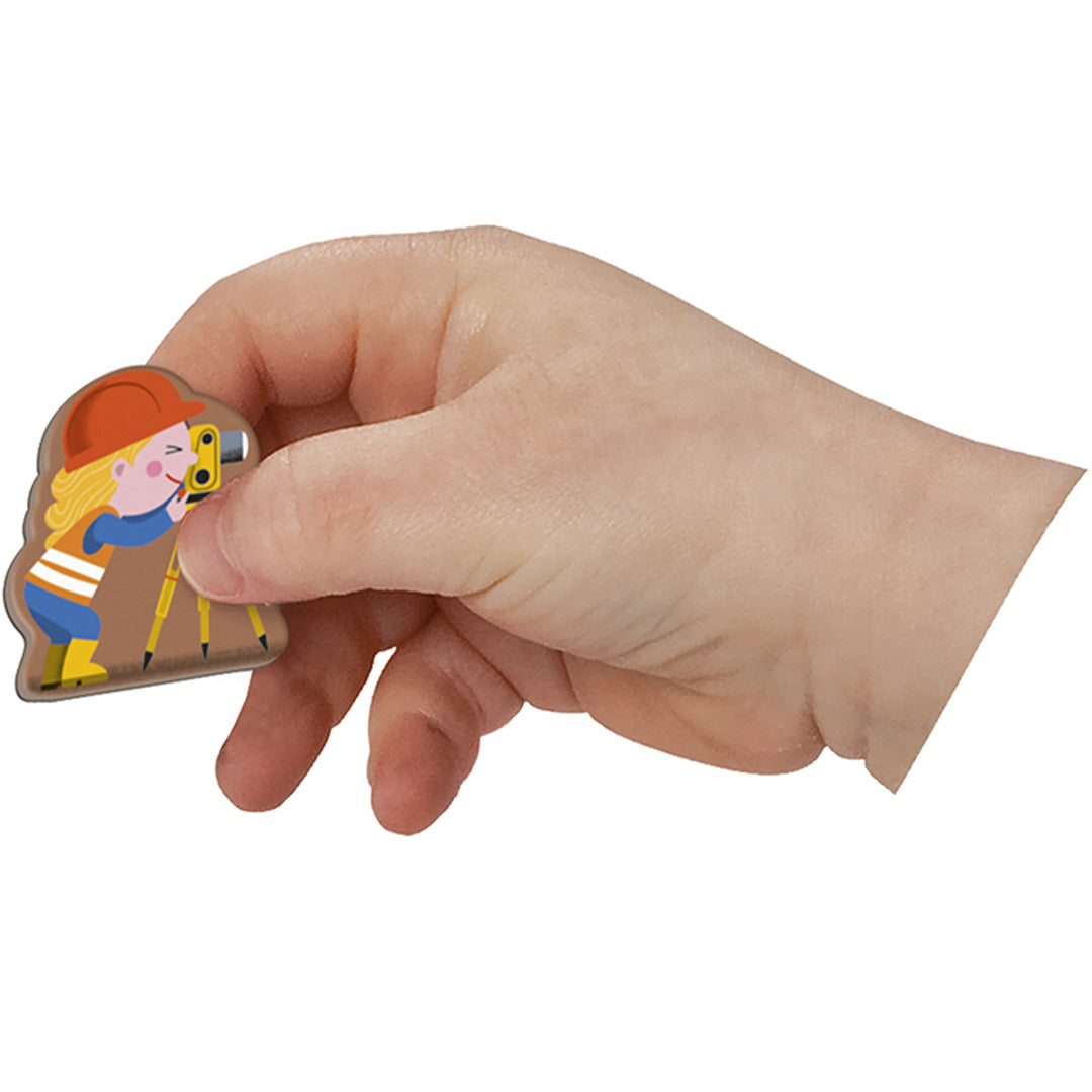 Een kinderhand houdt een magnetisch figuurtje van een bouwvakker met een meetinstrument vast.