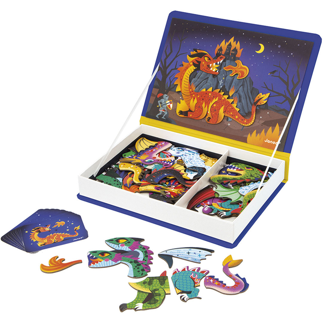 Open Janod magnetisch drakenboek met magneten en voorbeeldkaarten op tafel.