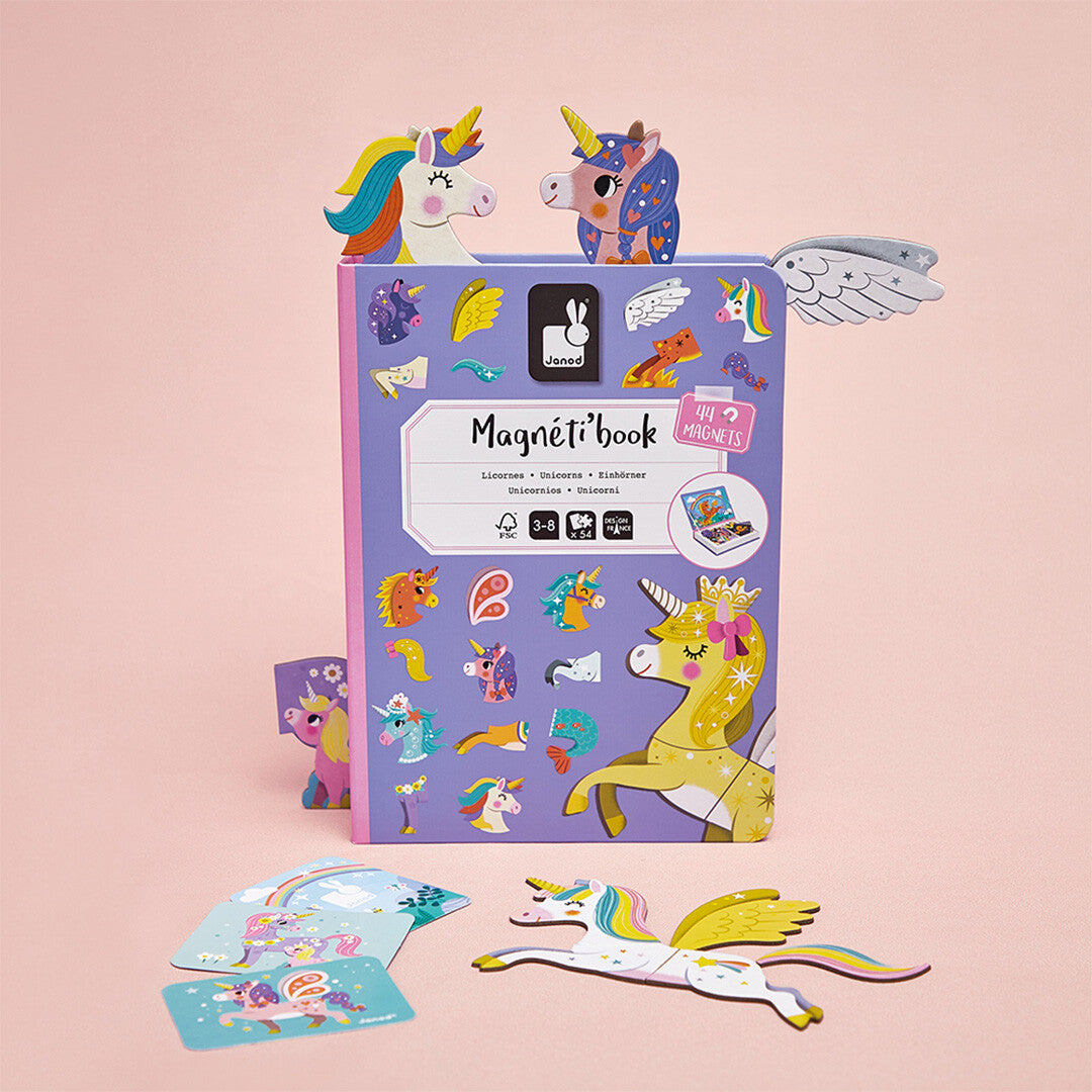 Janod magneetboek met eenhoorns, gesloten, met losse magneetstukken en voorbeeldkaarten ervoor.