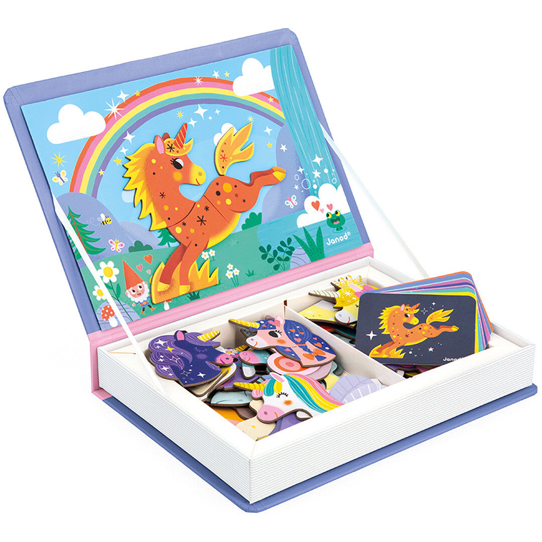 Het Janod magneetboek met eenhoorns is open en toont een oranje eenhoorn op de achtergrond en magneetstukken in de vakken.