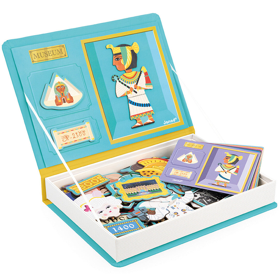 Open Janod magneetboek geschiedenis met diverse magneten en een voorbeeldkaart van een Egyptische figuur.