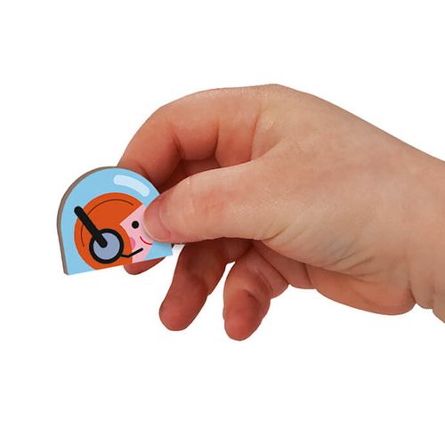 Een kinderhand houdt een klein Janod magnetisch stuk vast van een astronautenhoofd.