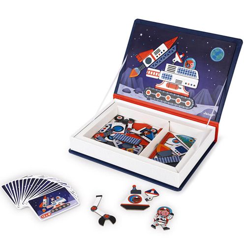 Janod magneetboek heelal open met magnetische stukken en een waaier van voorbeeldkaarten en losse magneten ernaast.