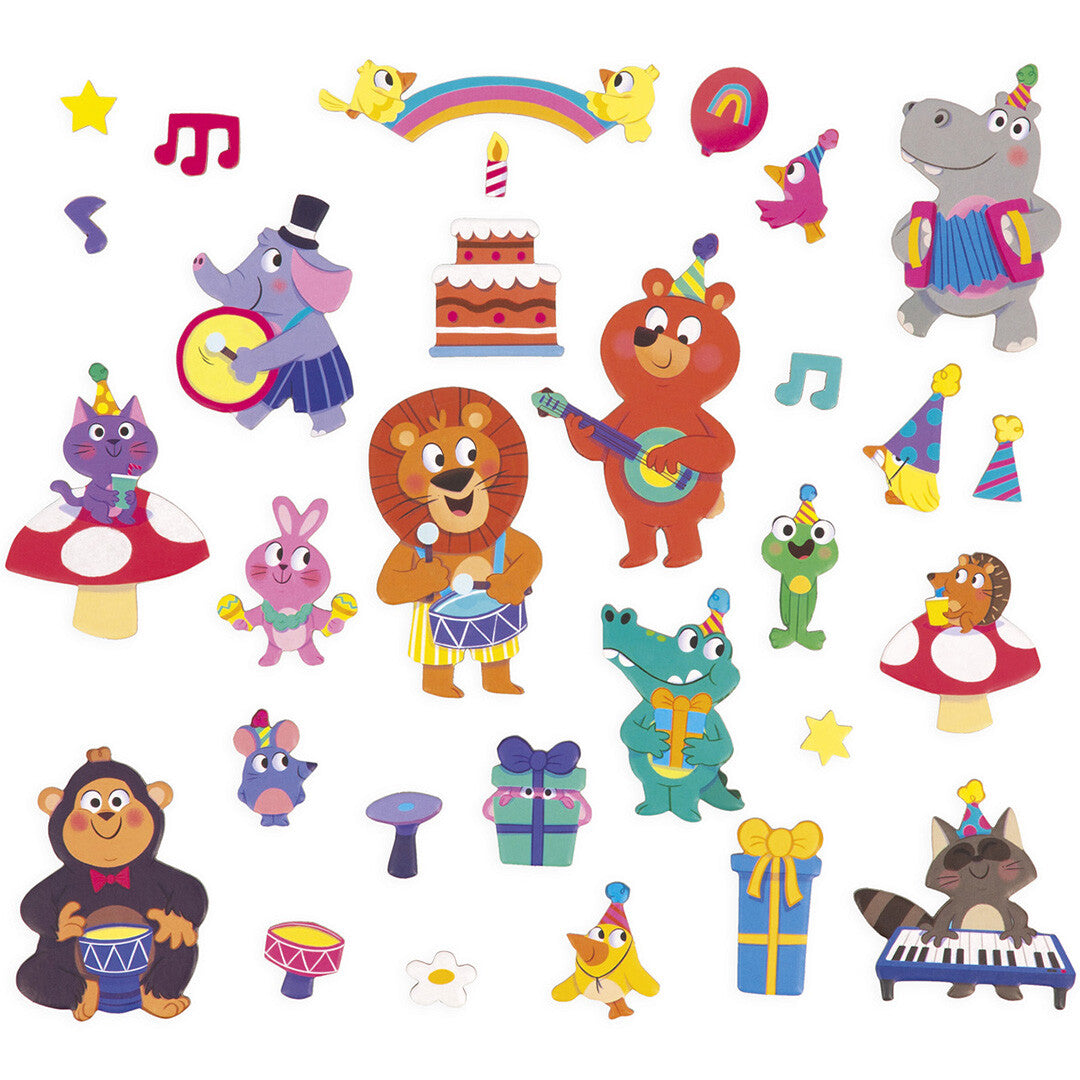 Alle 30 Janod magnetische figuren van feestende dieren, muziekinstrumenten en decoraties liggen verspreid op een witte achtergrond.