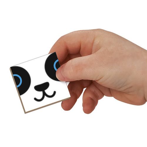 Een kinderhand houdt een magnetisch puzzelstukje vast met een deel van een pandagezicht.