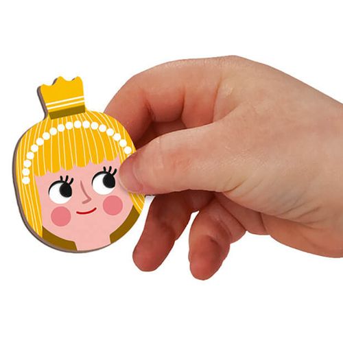 Een kinderhand houdt een Janod magnetisch hoofdje van een prinses vast.