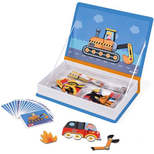 Janod Magnéti'book voertuigen magneetboek open met magnetische stukken en een samengestelde brandweerwagen.