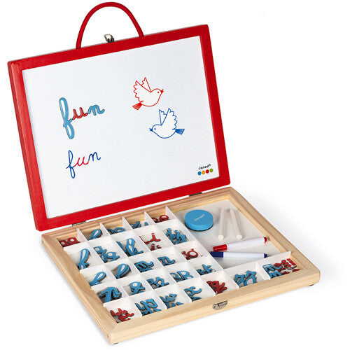 Janod educatief speelgoed: een open houten magneetkoffer met een wit schrijfbord en magnetische cursieve letters.