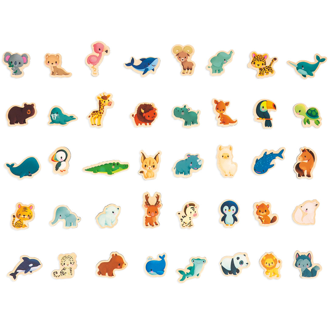 Collectie van alle losse, kleurrijke magnetische dierenpuzzelstukjes.