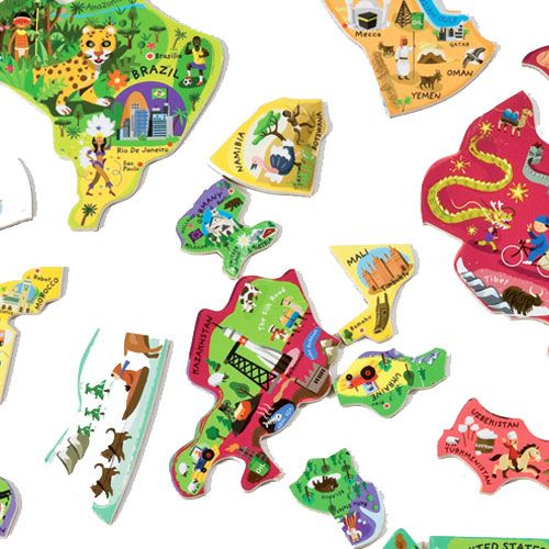 Detail van losse, geïllustreerde puzzelstukken van de Janod magneetpuzzel wereldkaart.