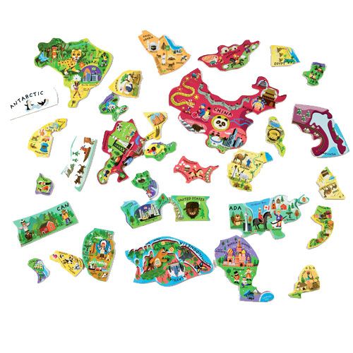 Alle losse puzzelstukken van de Janod magneetpuzzel wereldkaart verspreid op een witte ondergrond.