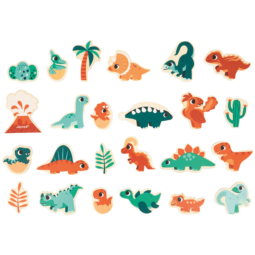 Een overzicht van alle 24 Janod houten dinosaurus magneten, netjes gerangschikt, met diverse dino's, een vulkaan en planten.