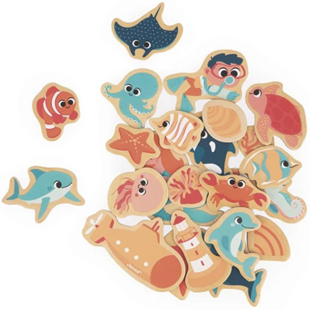Janod houten magneten van zeedieren en onderwaterfiguren, schuin van bovenaf gefotografeerd.