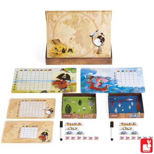 Alle onderdelen van het Janod magnetisch bordspel zeeslag piraten uitgestald, inclusief speelborden, bakjes en markers.