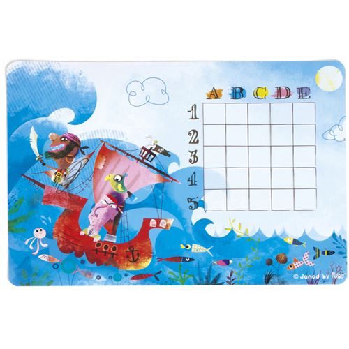 Detail van een Janod zeeslag speelbord met piraten op een schip en een rooster op een oceaan-thema.