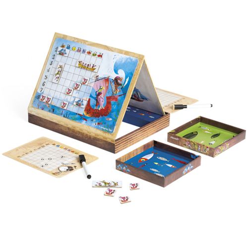 Janod magnetisch bordspel zeeslag piraten opgesteld, met het speelbord, twee bakjes en een marker.