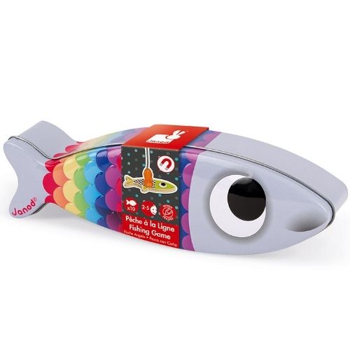 De visvormige tinnen verpakking van het Janod magnetisch visspel met regenboogschubben.