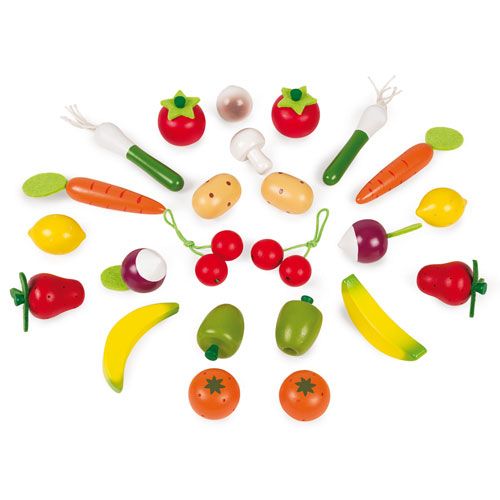 Een bovenaanzicht van losse houten speelgoedfruit en -groenten.