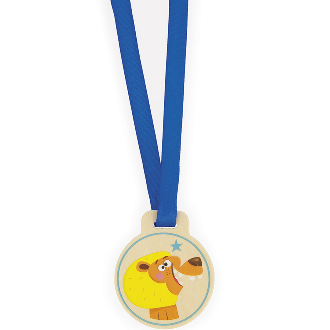 Een Janod houten lintmedaille met een blauw lint en een vrolijke leeuwenkop.