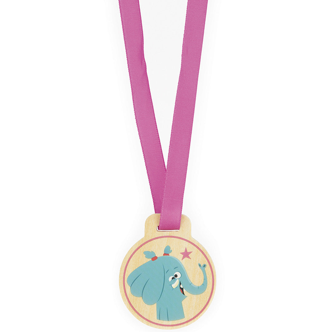 Een Janod houten lintmedaille met een roze lint en een vrolijke olifantenkop.