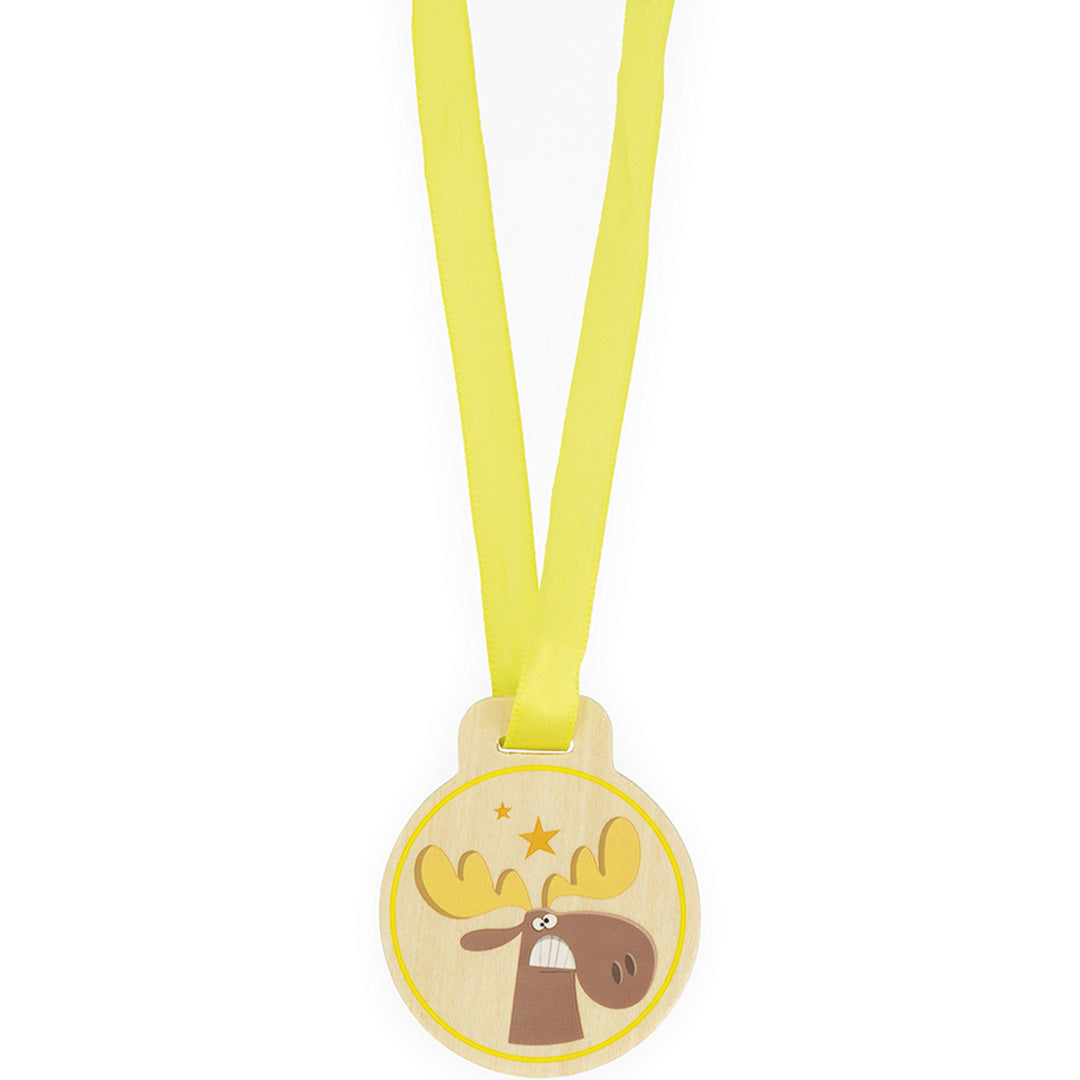Een Janod houten lintmedaille met een geel lint en een vrolijke elandkop.