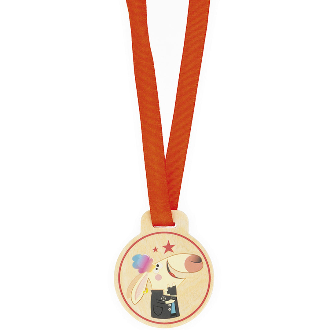 Een Janod houten lintmedaille met een oranje lint en een vrolijke giraffekop.