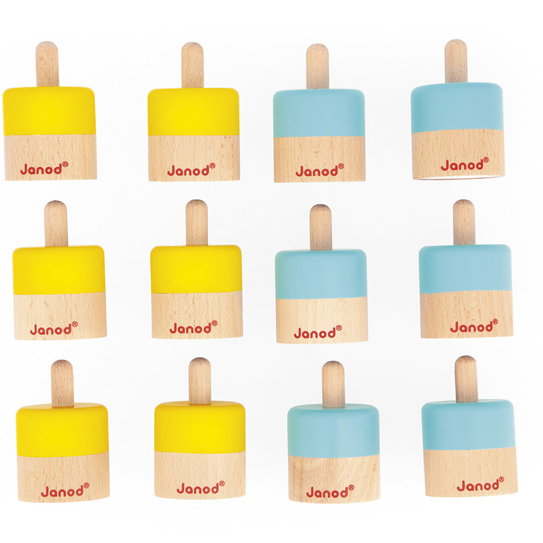 Twaalf Janod houten geluiden memory speelstukken, zes geel en zes blauw, van bovenaf gezien.