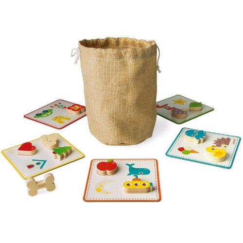 Janod demonstratie van het tastspel 'Vormen Voelen' met een jute zak en speelborden met houten vormen.