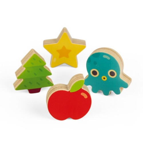 Janod detail van vier houten vormen: een kerstboom, ster, appel en octopus.