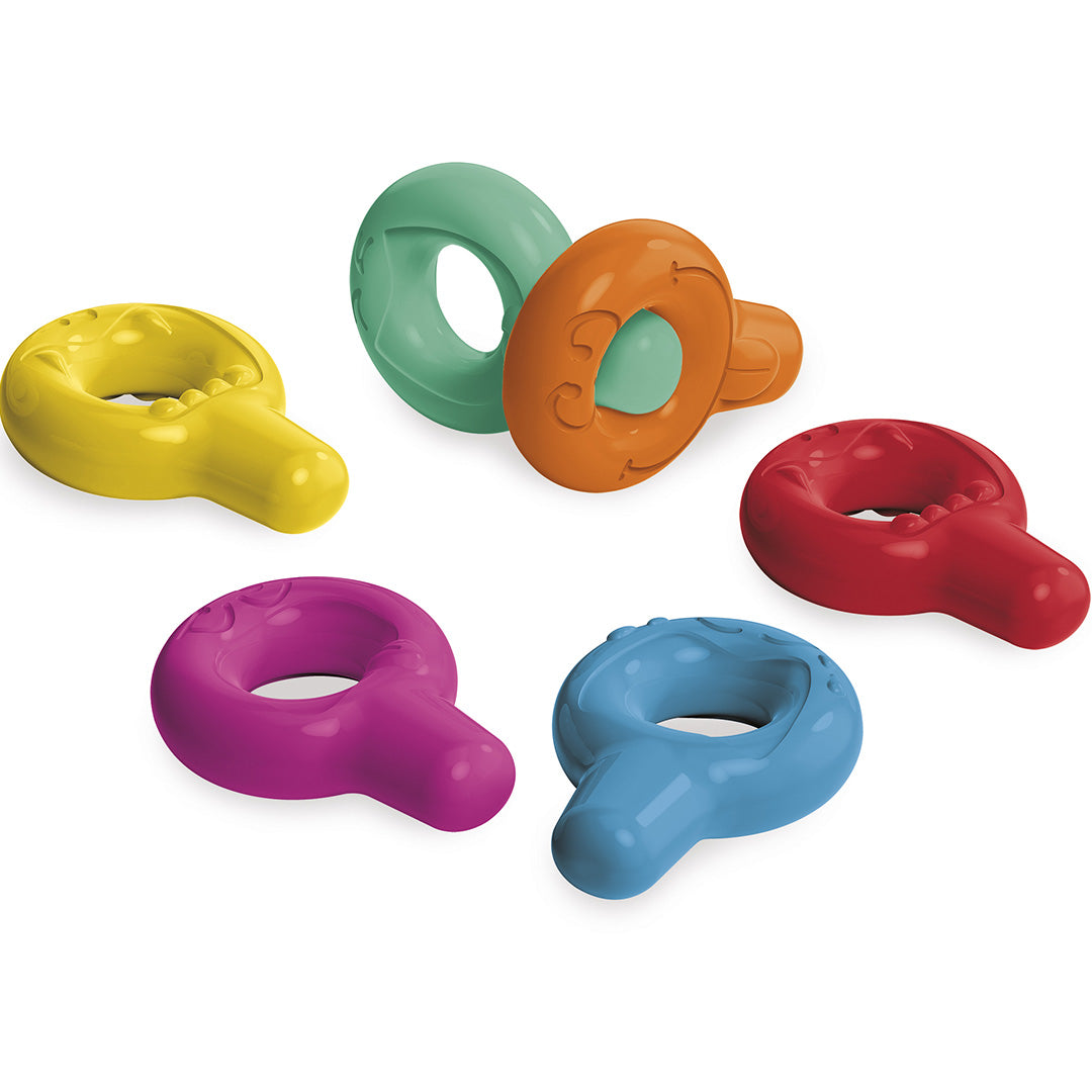 Zes veelkleurige, ringvormige Janod mijn eerste krijtjes verspreid op een witte achtergrond.