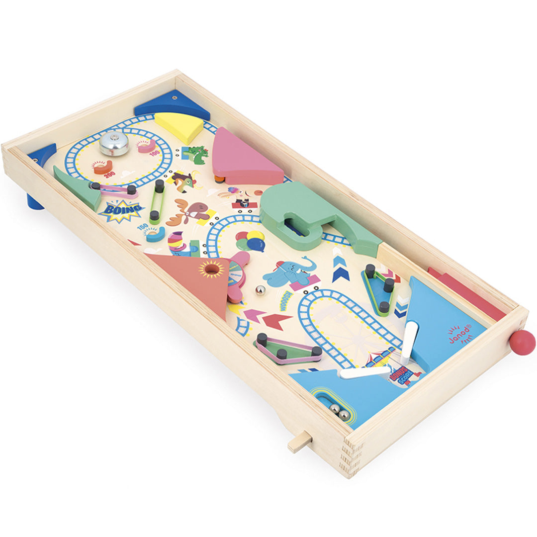 Een jongen speelt met de Janod houten mini flipperkast op een witte tafel.