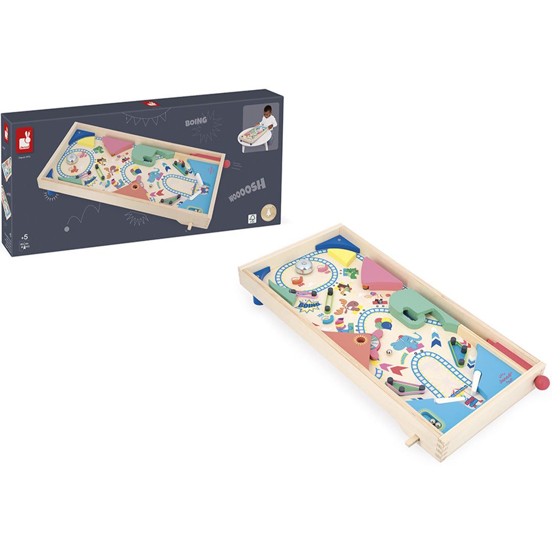 De Janod houten mini flipperkast staat naast de verpakking.