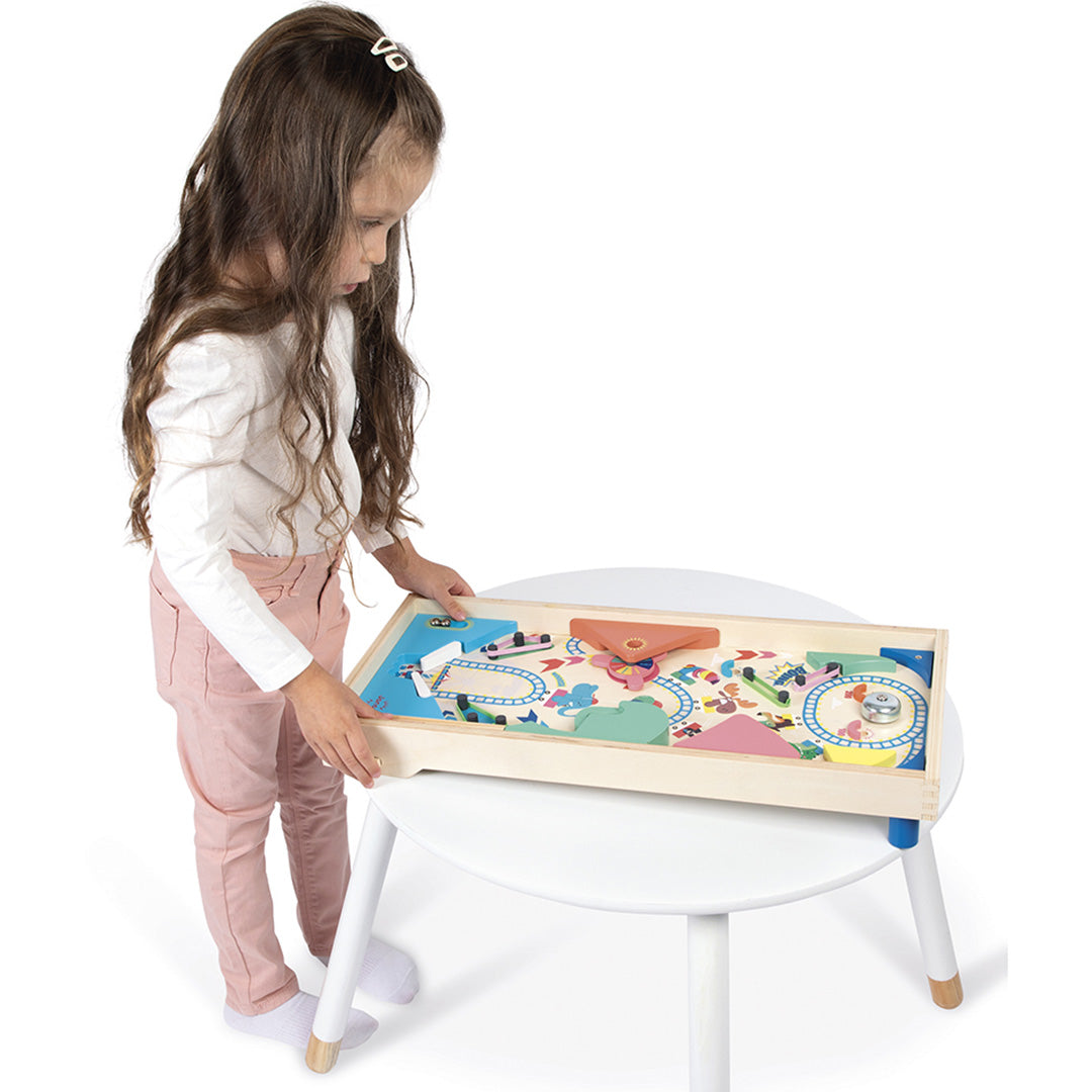 De Janod houten mini flipperkast staat naast de verpakking.