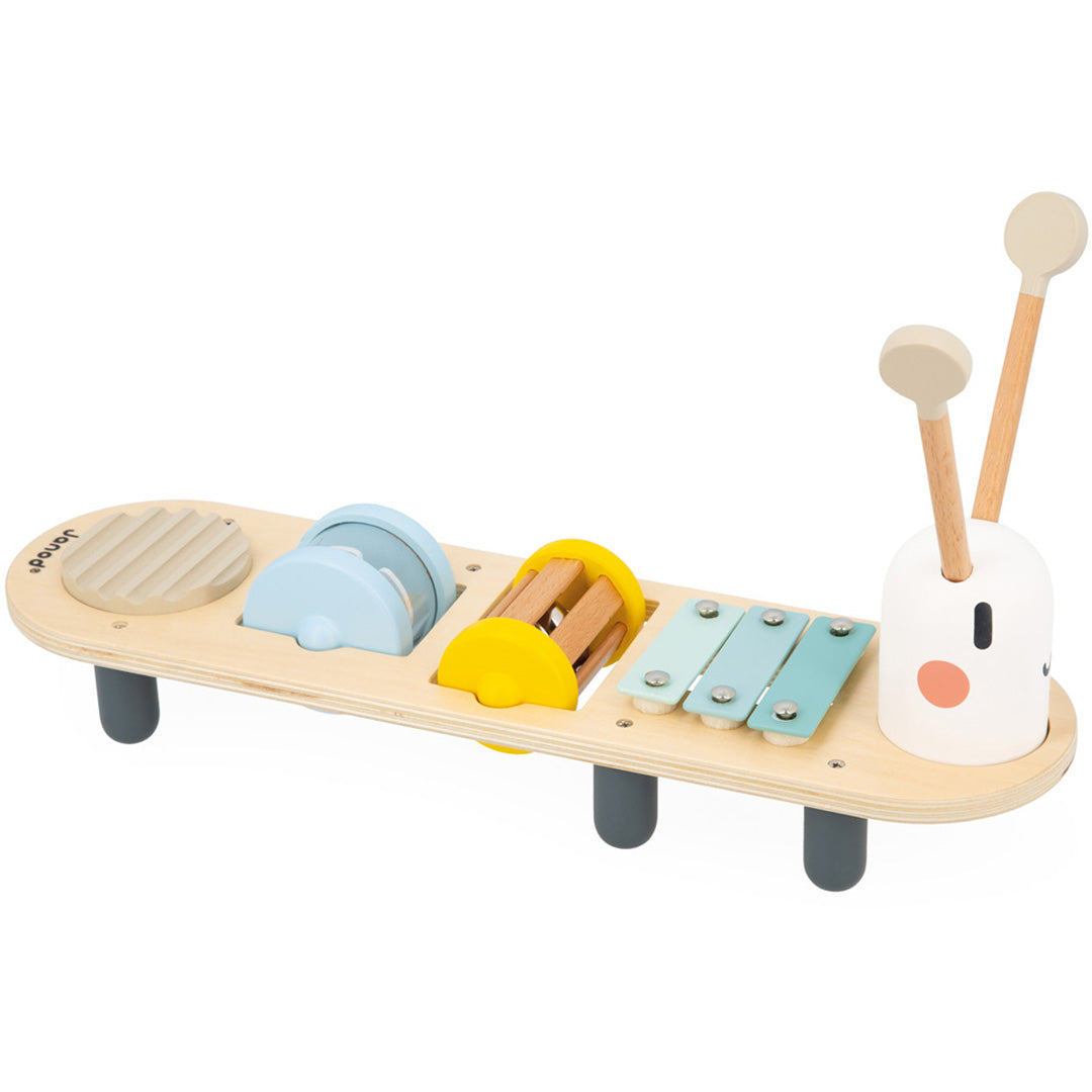 Janod houten muziektafel in de vorm van een rups met diverse instrumenten en twee stokjes.
