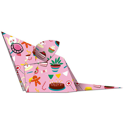 Gevouwen origami muis met een feestelijk patroon van taarten en snoepjes.