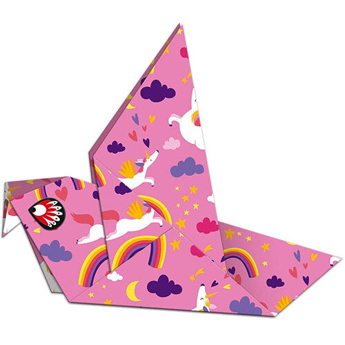 Gevouwen origami vogel met een roze eenhoornpatroon met regenbogen en wolken.