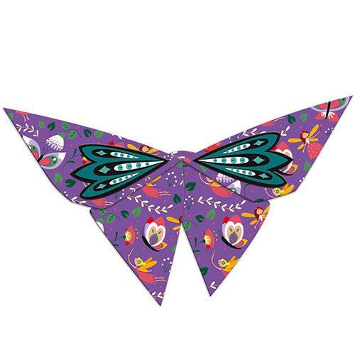 Gevouwen origami vlinder met een paars patroon van bloemen en elfjes.