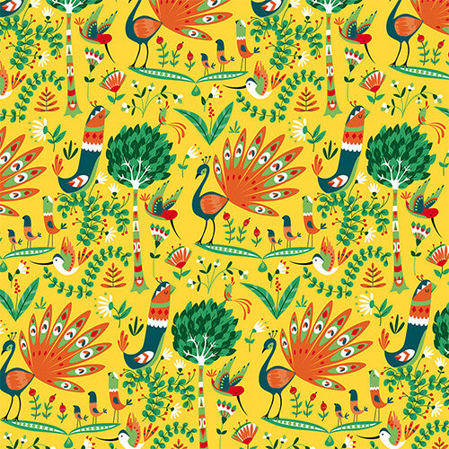 Detail van een geel patroon met pauwen, vogels en bomen.