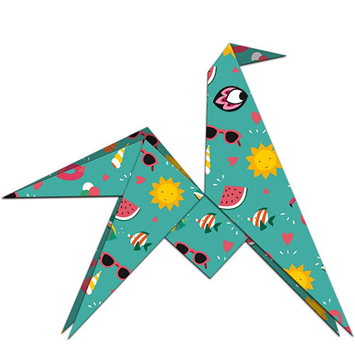 Gevouwen origami paard met een zomers patroon van zonnen, watermeloenen en zonnebrillen.