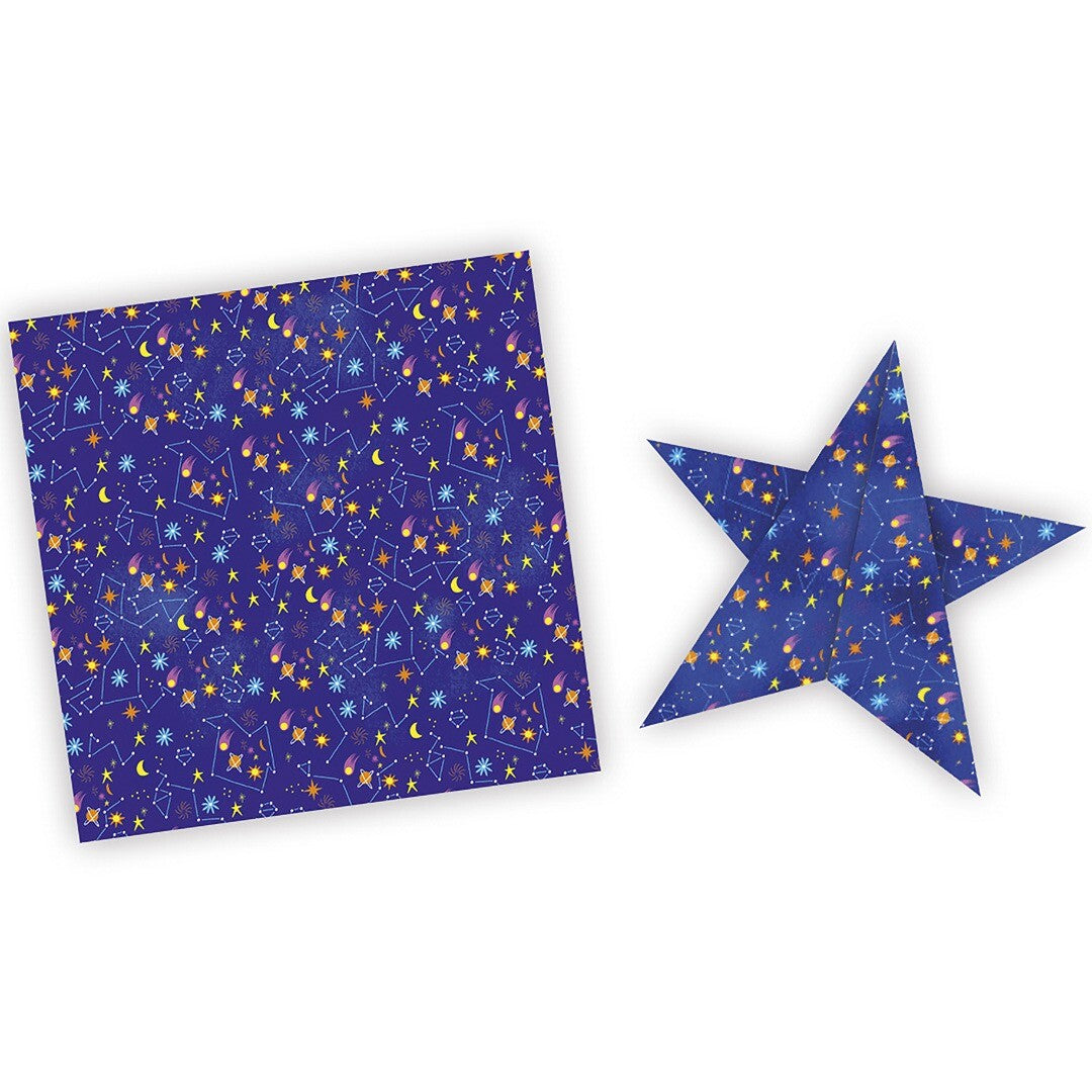 Een vel origami papier met sterrenpatroon en een gevouwen ster ernaast.