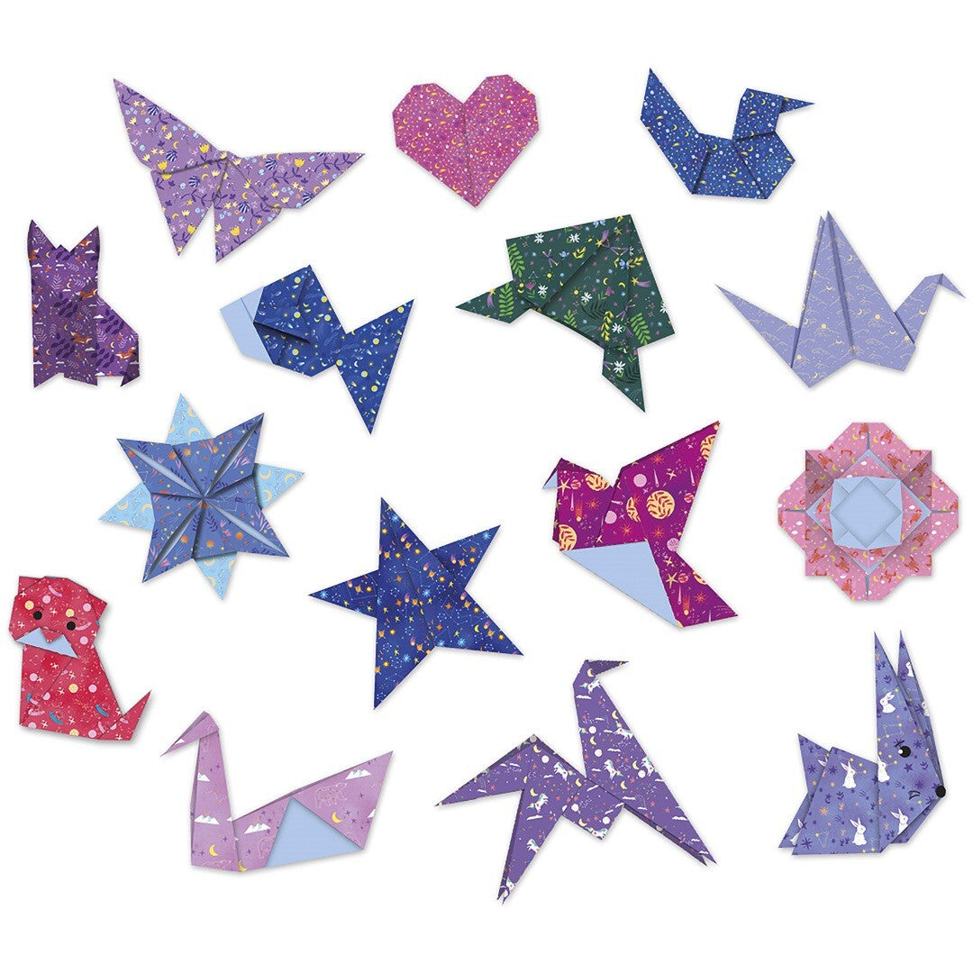 Een collectie van diverse gevouwen origami figuren met sterrenbeeldenpatronen.