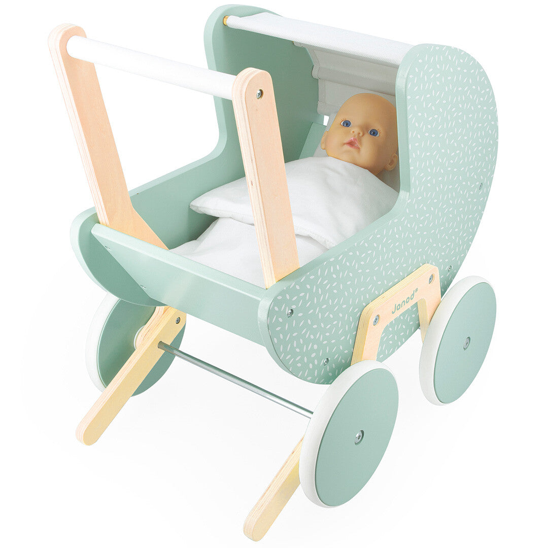 Janod houten poppenwagen zen met een babypop en witte deken erin.