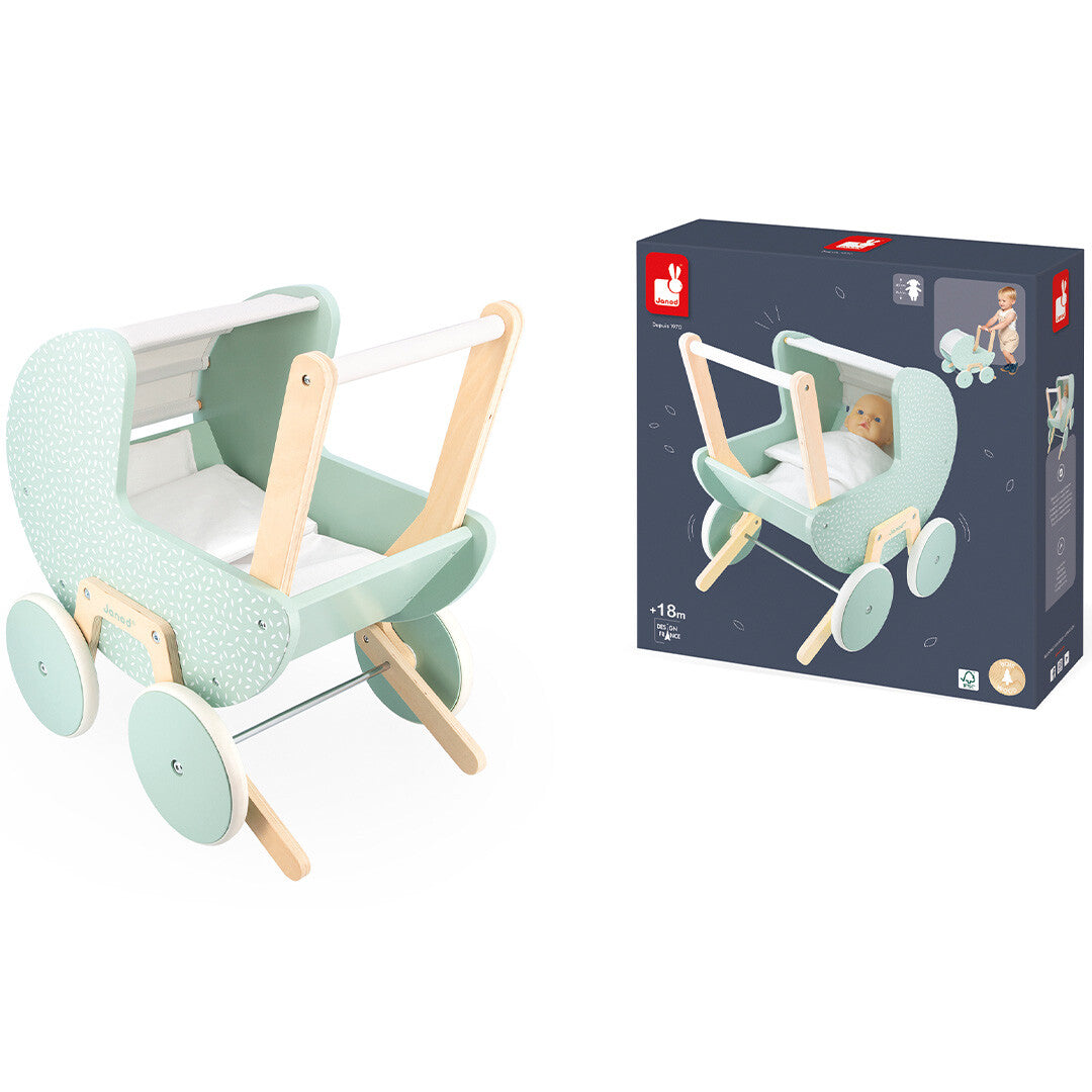 De Janod houten poppenwagen zen naast de productverpakking.