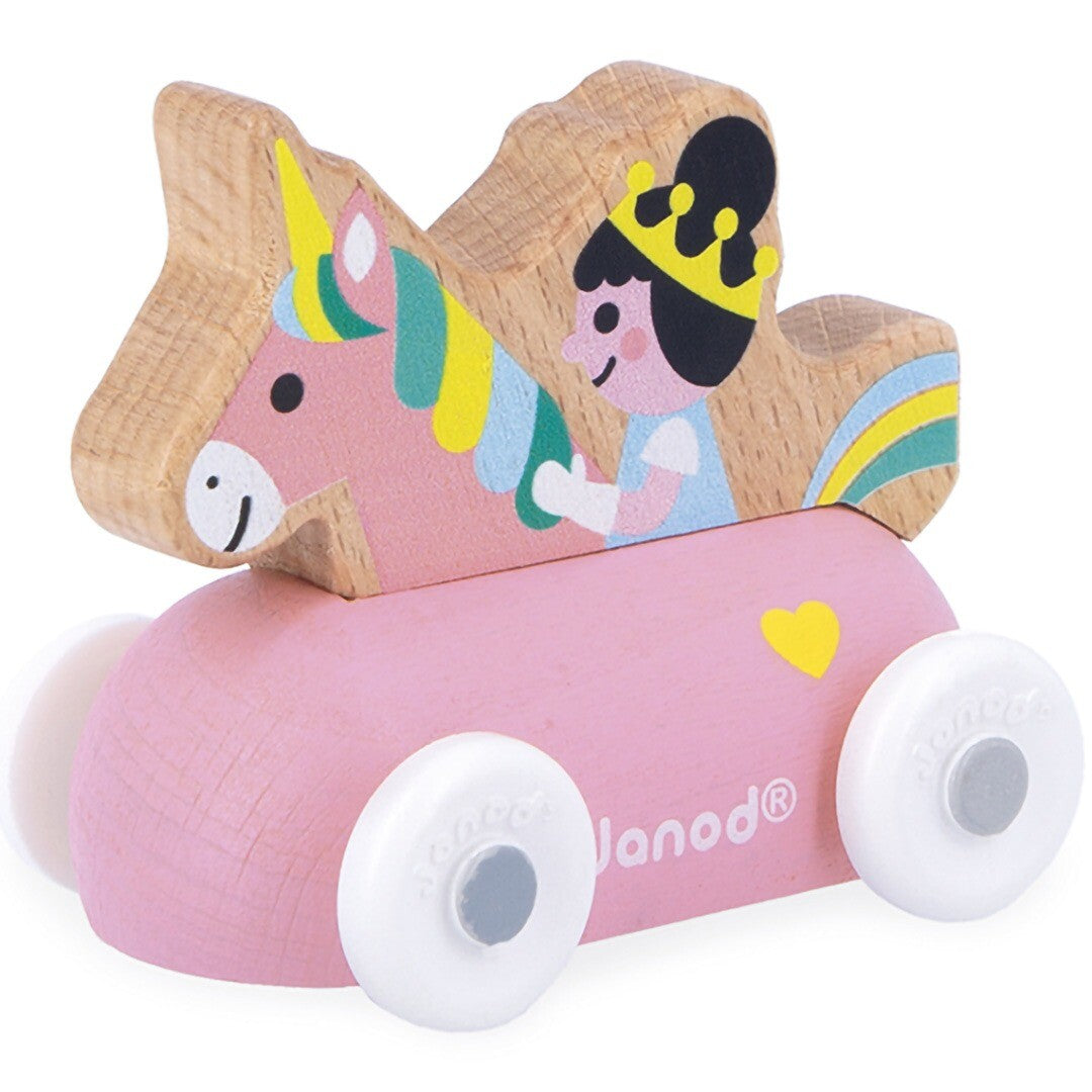 Janod houten prinsessenauto met een roze wagen en een eenhoorn met prinses erop.