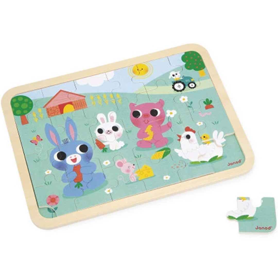 Janod houten boerderijpuzzel voor kinderen vanaf 3 jaar, schuin gefotografeerd met een los puzzelstuk van een kip.