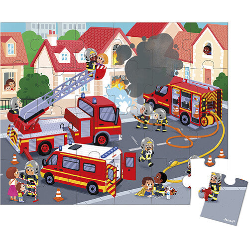 Janod legpuzzel van 24 stukjes met een illustratie van brandweerwagens en brandweerlieden die een brand blussen in een stad, met één los stukje.